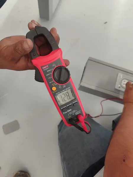 Multímetro digital midiendo valores eléctricos durante mantenimiento industrial en Aguascalientes