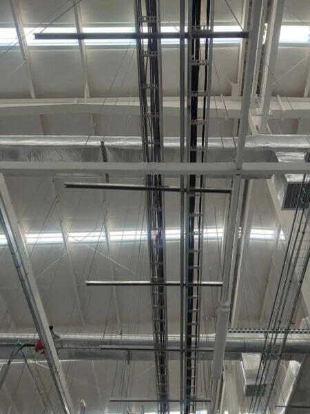 Cableado estructurado eléctrico instalado en techo de nave industrial