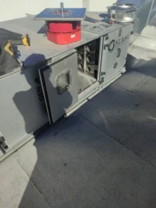 Cambio de motor en sistema HVAC industrial KLIMA durante mantenimiento técnico